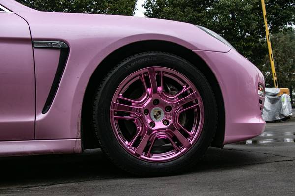 保时捷panamera粉色车身轮毂改电镀桃粉色